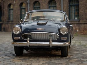 membersihkan krom mobil